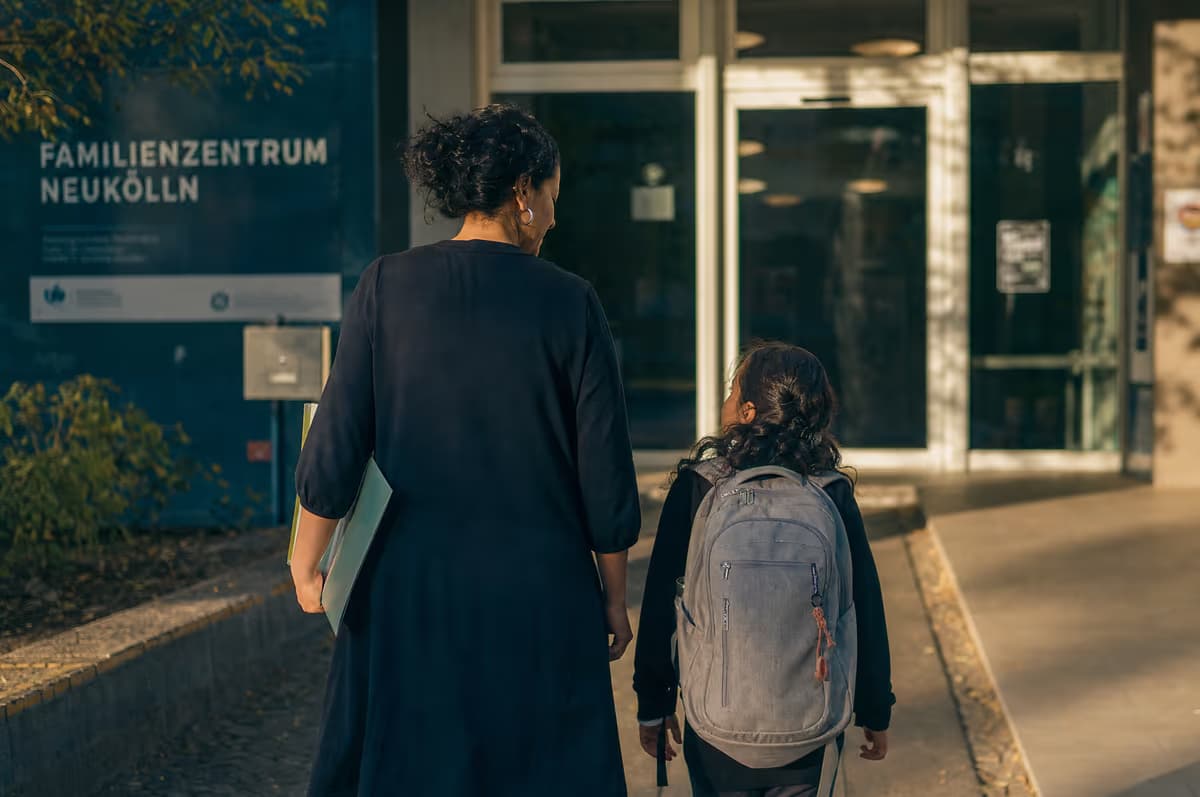 Mutter und Kind auf dem Weg in den Beruf